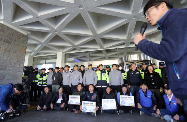 녹지국제병원 조건부 개설 허가 발표가 난 5일 오후 제주도청 정문 앞에서 시민사회단체 회원들이 반대 시위를 벌이고 있다. 연합뉴스