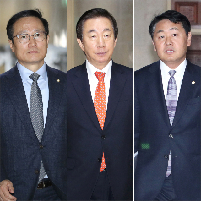 더불어민주당 홍영표(사진 왼쪽부터), 자유한국당 김성태, 바른미래당 김관영 원내대표가 5일 오전 국회에서 교섭단체 원내대표 회동을 위해 운영위원장실로 향하고 있다. 연합뉴스