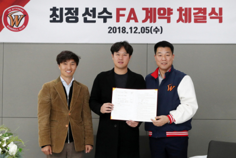 최정이 5일 인천 SK 와이번스 사무실에서 6년 최대 106억원에 FA 계약을 한 뒤 손차훈(오른쪽) 단장, 최인국 스포스타즈 대표(에이전트)와 기념 촬영을 하고 있다. 연합뉴스