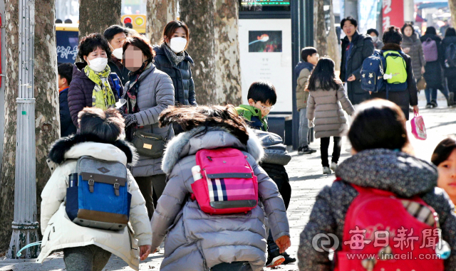 지난해 3월 5일 대구 수성구 한 초등학교 교문앞 도로변에 학부모들이 마중 나온 가운데 어린이들이 하교 하고 있다. 김영진 기자 kyjmaeil@msnet.co.kr