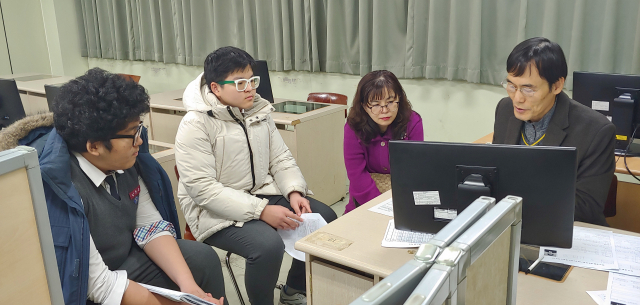 지난달 27~29일 대구 청구고등학교 석당관 세미나실에서 재학생, 학부모가 담당 교사로부터 진로 코칭상담을 받고 있다. 청구고 제공