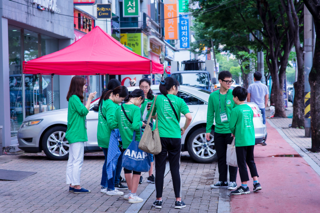 어린이 생활권인 대구 초등학교 일대에서 미세먼지 농도가 공식 측정망보다 높다는 실험 결과가 나왔다. 실험에 쓴 간이측정기는 측정치의 오차범위가 크지만, 지역 대기질에 대한 대책 마련이 시급한 것은 사실이라는 지적이 높다. 대구녹색소비자연대 제공