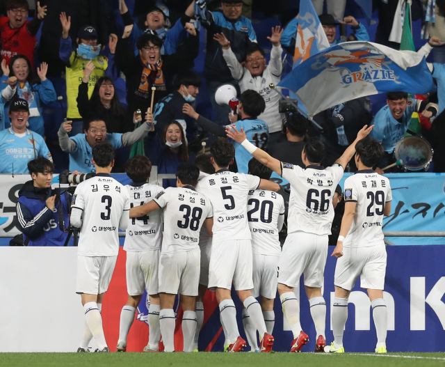 5일 오후 울산 문수축구경기장에서 열린 2018 KEB 하나은행 FA컵 결승 1차전 울산 현대와 대구 FC의 경기. 대구 세징야가 동점 골을 터뜨리고 동료, 팬들과 함께 기뻐하고 있다. 연합뉴스