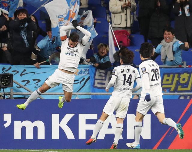5일 오후 울산 문수축구경기장에서 열린 2018 KEB 하나은행 FA컵 결승 1차전 울산 현대와 대구 FC의 경기. 대구 세징야가 동점 골을 터뜨리고 세리머니를 하고 있다. 연합뉴스