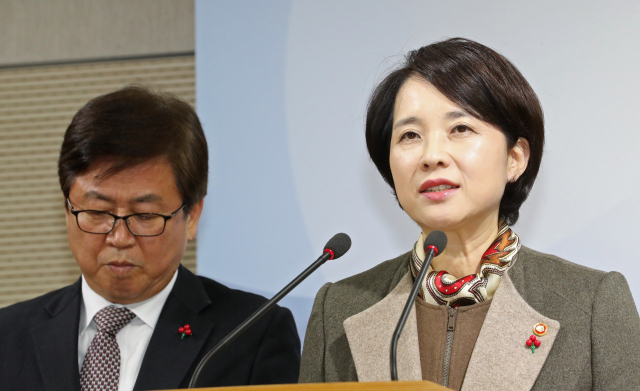 유은혜 사회부총리 겸 교육부 장관이 6일 오전 정부세종청사 교육부에서 국공립유치원 확충 및 서비스 개선 방안을 발표하고 있다. 왼쪽은 최교진 세종시교육감. 연합뉴스