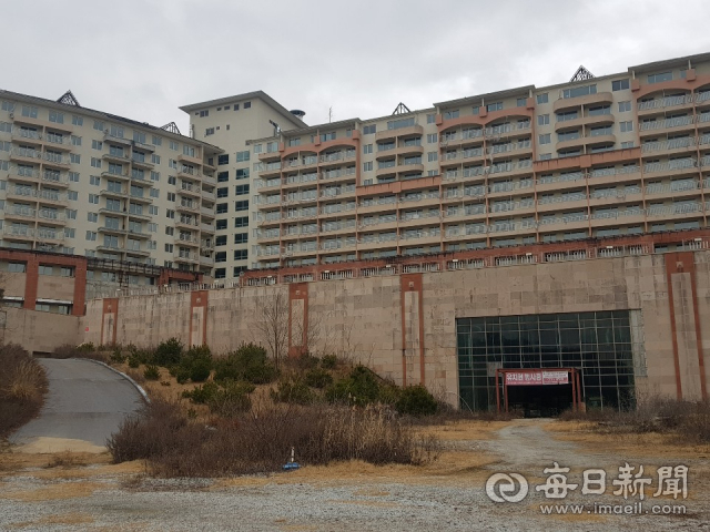 판타시온 리조트가 부도난 뒤 10년째 방치돼 을씨년스럽기까지 하다. 마경대 기자