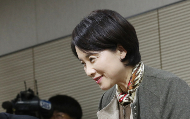 유은혜 사회부총리 겸 교육부 장관이 6일 오전 정부세종청사 교육부에서 국공립유치원 확충 및 서비스 개선 방안을 발표한 뒤 인사하고 있다. 연합뉴스