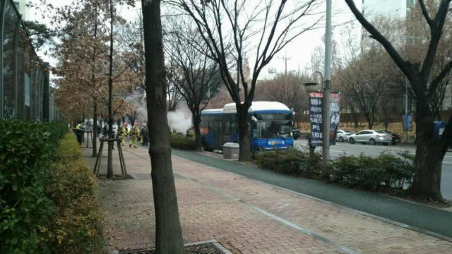 6일 오전 10시 20분쯤 대구 달서구 월성네거리 주변을 달리던 달서 5번 시내버스에서 엔진 과열로 추정되는 불이 나 운전기사와 승객이 대피하는 소동이 났다. 페이스북 페이지 