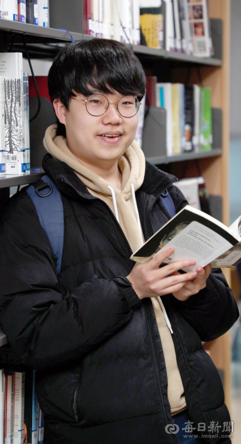 2019학년도 수능에서 대구지역 인문계열 최고점을 받은 능인고 3학년 길준식 학생. 수능을 마치고 여유로운 시간을 보내고 있다는 길 군이 6일 수성구 용학도서관을 찾았다. 우태욱 기자 woo@msnet.co.kr