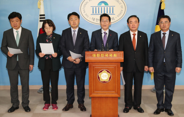 바른미래당, 민주평화당, 정의당 등 야3당 지도부가 6일 오후 국회 정론관에서 예산안 관련 더불어민주당과 자유한국당 간 합의에 대해 규탄하는 기자회견을 하고 있다. 왼쪽부터 바른미래당 유의동 원내수석부대표, 정의당 추혜선 원내수석부대표, 바른미래당 김관영 원내대표, 정의당 윤소하 원내대표, 민주평화당 장병완 원내대표, 민주평화당 최경환 원내수석부대표. 연합뉴스