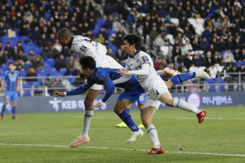 대구FC 에드가가 5일 FA컵 결승 1차전에서 헤딩으로 극적인 역전골을 넣고 있다. 대구FC 제공