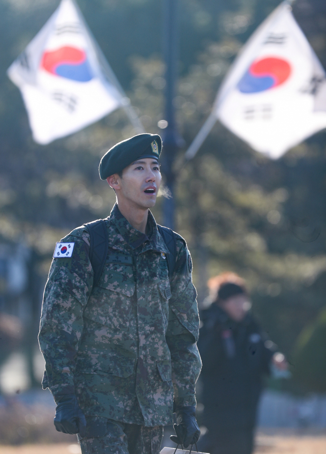 군 복무를 마친 그룹 제국의 아이들의 황광희가 7일 서울 현충원에서 전역신고를 마친 뒤 팬들과 취재진을 향해 발걸음을 옮기고 있다. 연합뉴스
