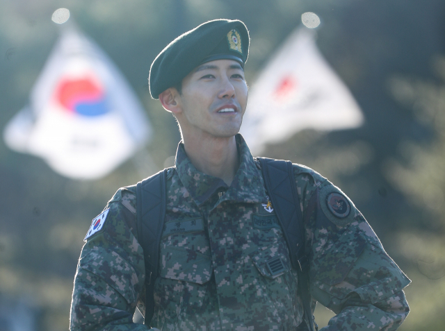 군 복무를 마친 그룹 제국의 아이들의 황광희가 7일 서울 현충원에서 전역신고를 마친 뒤 팬들과 취재진을 향해 발걸음을 옮기고 있다. 연합뉴스