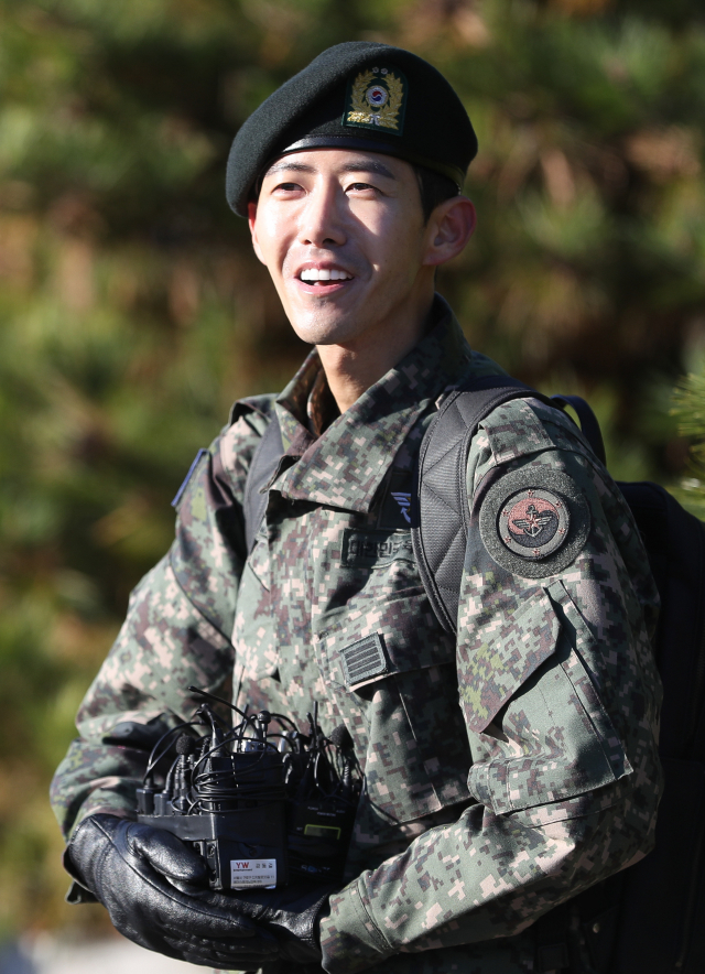 군 복무를 마친 그룹 제국의 아이들의 황광희가 7일 서울 현충원에서 팬들과 취재진에 전역인사를 하고 있다. 연합뉴스