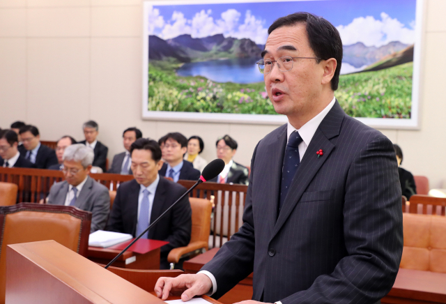 조명균 통일부 장관이 7일 국회에서 열린 외교통일위원회 전체회의에서 재외국민보호법안, 북한이탈주민의 보호 및 정착 지원에 관한 법률 개정안 등의 법안통과와 관련해 인사말을 하고 있다. 연합뉴스