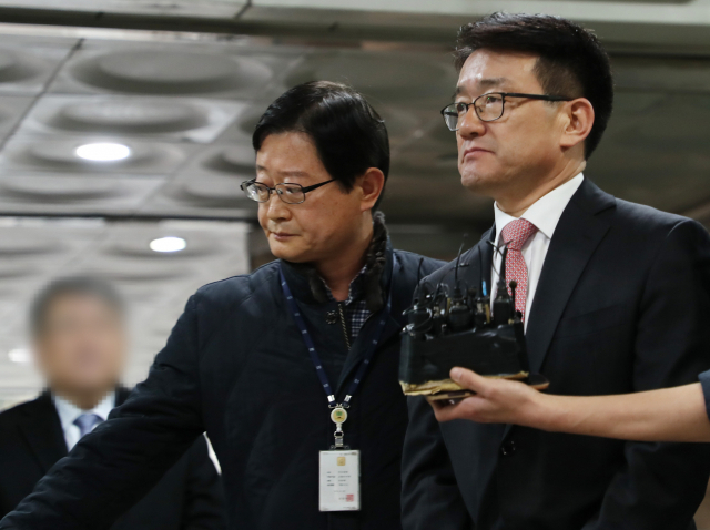 세월호 유가족에 대한 불법 사찰을 지시했다는 의혹을 받는 이재수 전 기무사령관과 김모 전 참모장(왼쪽)이 3일 오전 서울 서초구 서울중앙지방법원에서 열린 영장실질심사에 출석하기 위해 법정으로 향하고 있다. 연합뉴스