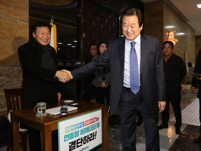 자유한국당 김무성 의원(오른쪽)이 7일 국회 로텐더홀에서 단식농성 중인 바른미래당 손학규 대표를 찾아 인사하고 있다. 연합뉴스