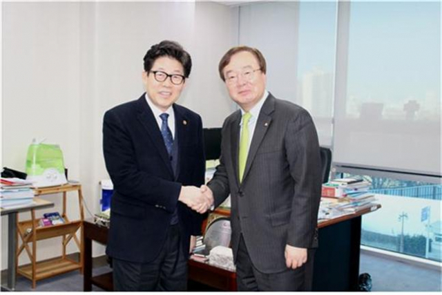 강효상 의원(오른쪽)과 조명래 환경부 장관이 7일 국회에서 단독 면담을 갖고 기념촬영을 하고 있다. 강효상 의원실 제공