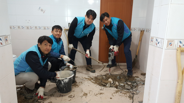 K-water 구미권지사 직원들이 구미 도개면 사랑의 쉼터 화장실 개·보수 공사를 하고 있다. K-water 구미권지사 제공