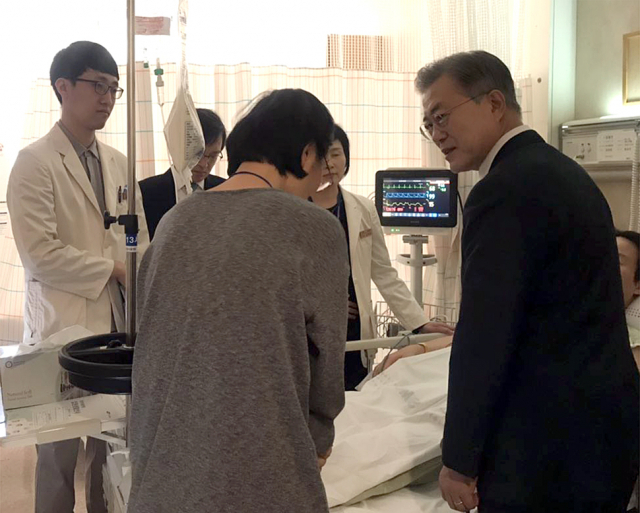 문재인 대통령이 7일 오전 예산 심의를 위해 국회에서 새벽까지 대기하다 뇌출혈로 쓰러진 기획재정부 김 모 서기관이 입원해 있는 서울 강남구 일원동 삼성서울병원을 찾아 문병하고 있다. 연합뉴스