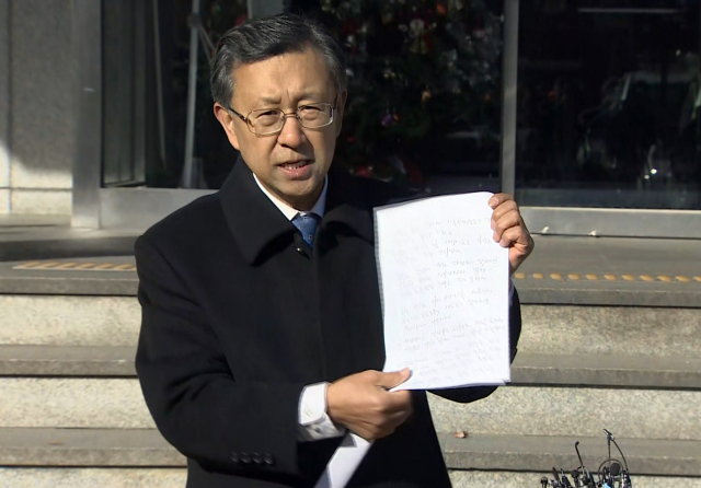 세월호 유가족에 대한 불법사찰을 지시한 혐의로 검찰 수사를 받다 지난 7일 투신해 숨진 이재수 전 국군기무사령관의 법률 대리인인 임천영 변호사가 8일 오전 서울 송파경찰서에서 취재진을 만나 이 전 사령관의 유서를 공개하고 있다. 연합뉴스