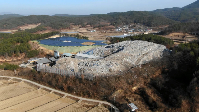 30일 오후 경북 의성군 단밀면 한 폐기물 처리장에 쓰레기가 산처럼 쌓여 방치되고 있다. 인근 한 주민은 