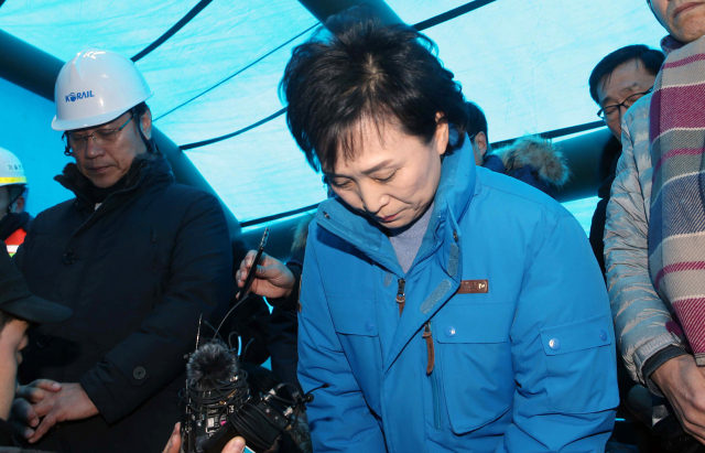 김현미 국토교통부 장관이 9일 강원 강릉시 운산동의 강릉선 KTX 열차 사고 복구 현장을 찾아 국민에게 고개 숙여 사과하고 있다. 연합뉴스