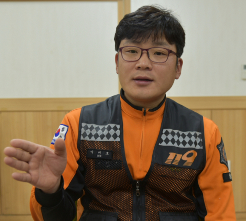 대구 중부소방서 이비호 소방위는 지난 2월 여관 화재 현장에서 불길을 헤치고 인명 수색에 나선 공로로 