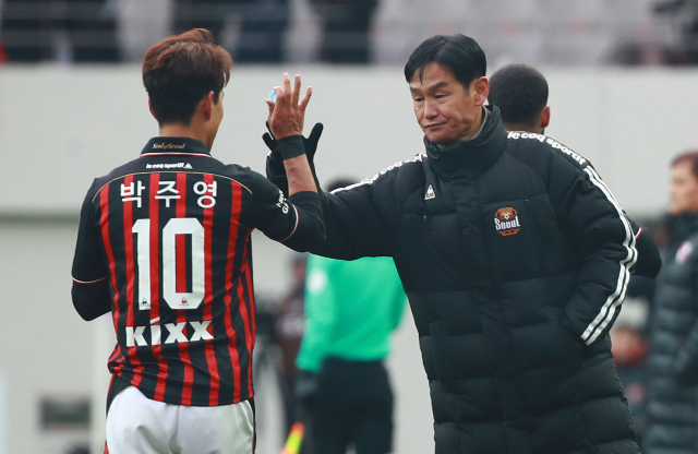 9일 오후 서울 마포구 성산동 서울월드컵경기장에서 열린 2018 K리그 승강 플레이오프 2차전 FC 서울과 부산 아이파크의 경기에서 후반 추가 시간 박주영이 동점골을 넣으며 1-1을 만든 뒤 최용수 감독과 하이파이브를 하고 있다. FC 서울은 1, 2차전 득점 합계 4-2로 K리그1 잔류를 확정했다. 연합뉴스