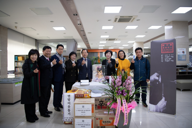 달구벌명인회 소속 미용명인 이은순(왼쪽에서 네 번째) 원장의 헤어콘셉트 전시회 모습.