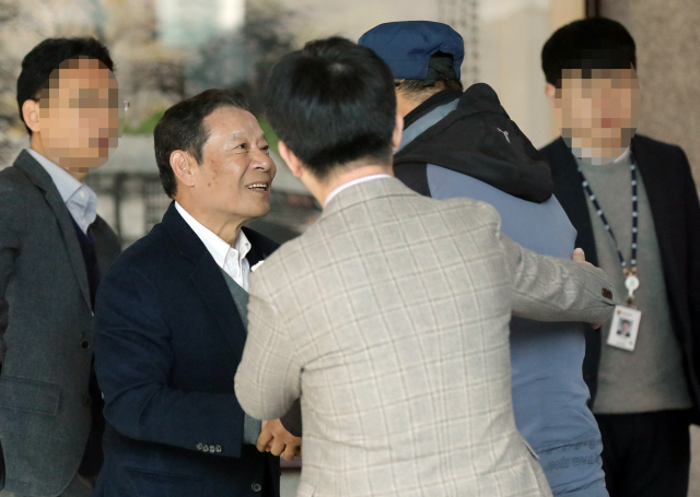 사기꾼에게 속아 4억5천만원을 송금한 윤장현 전 광주시장이 10일 오전 광주 동구 광주지방검찰청에 피의자 신분으로 출석하며 지지자와 악수하고 있다. 연합뉴스