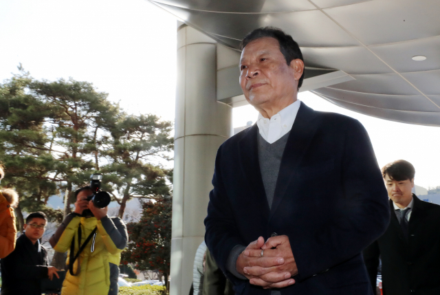 사기꾼에게 속아 4억5천만원을 송금한 윤장현 전 광주시장이 10일 오전 광주 동구 광주지방검찰청에 피의자 신분으로 출석하고 있다. 연합뉴스