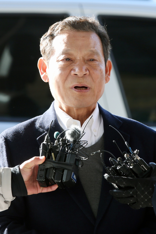 10일 오전 공천을 앞두고 사기범에 속아 거액을 빌려주고 채용 청탁을 들어준 혐의로 윤장현 전 광주시장이 광주지검에 출석하며 기자들의 질문에 답하고 있다. 연합뉴스