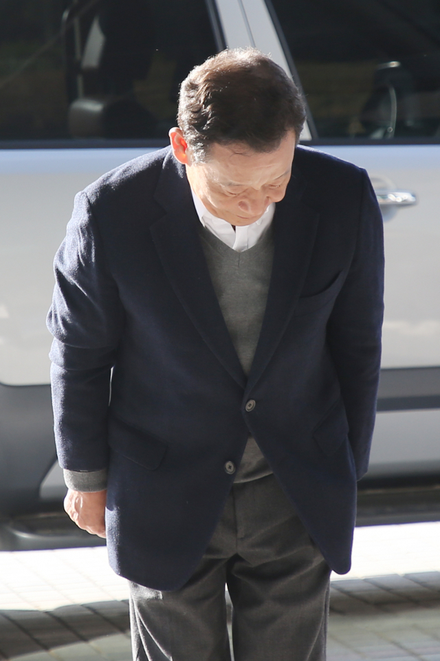 10일 오전 공천을 앞두고 사기범에 속아 거액을 빌려주고 채용 청탁을 들어준 혐의로 윤장현 전 광주시장이 광주지검에 출석하며 인사를 하고 있다. 연합뉴스