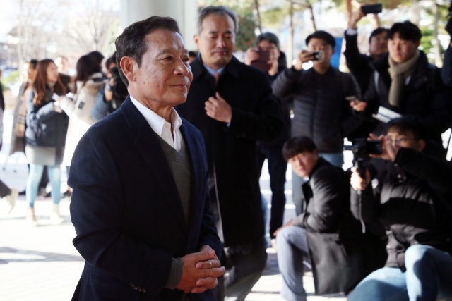 10일 오전 공천을 앞두고 사기범에 속아 거액을 빌려주고 채용 청탁을 들어준 혐의로 윤장현 전 광주시장이 광주지검에 출석해 조사실로 향하고 있다. 연합뉴스