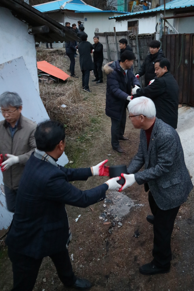 영주시 건축사회 회원들과 영주시 건축과 직원들이 어려운 이웃에 연탄을 직접 배달하고 있다. 영주시 제공