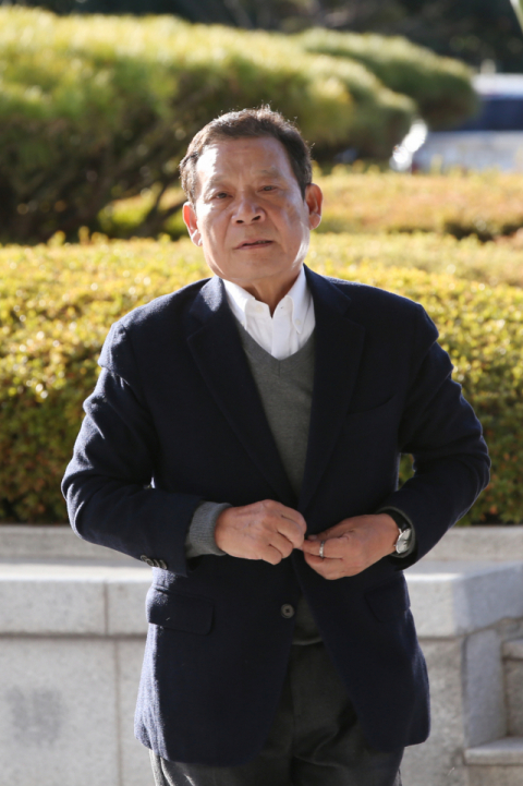 10일 오전 공천을 앞두고 사기범에 속아 거액을 빌려주고 채용 청탁을 들어준 혐의로 윤장현 전 광주시장이 광주지검에 출석하고 있다. 연합뉴스