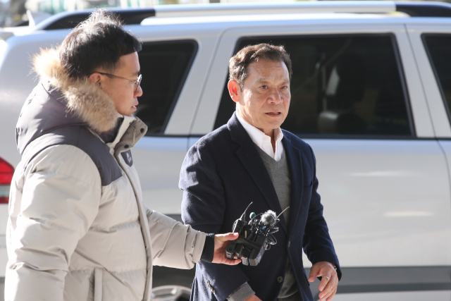 10일 오전 공천을 앞두고 사기범에 속아 거액을 빌려주고 채용 청탁을 들어준 혐의로 윤장현 전 광주시장이 광주지검에 출석하고 있다. 연합뉴스