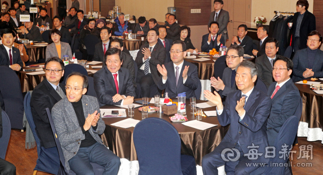 10일 대구 MH컨벤션웨딩에서 열린 자유한국당 대구시당 주요당직자 간담회에서 곽대훈 대구시당 위원장을 비롯한 국회의원, 대구시의원, 구·군의원들이 참석자 소개에 손뼉을 치고 있다. 성일권 기자 sungig@msnet.co.kr