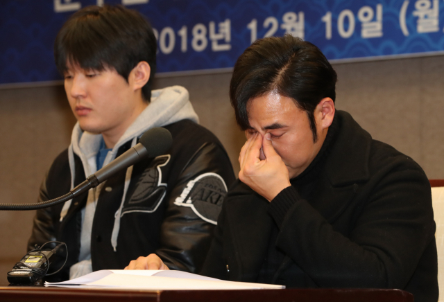 승부조작 혐의로 한국야구위원회(KBO)로부터 영구실격 처분을 받은 이태양(왼쪽)과 문우람이 10일 오전 서울 중구 한국프레스센터에서 기자회견을 했다. 문우람이 회견 도중 울먹이고 있다. 연합뉴스