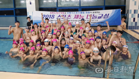 김서영 아시안게임 수영 금메달리스트 등 경북도청 소속 수영선수들이 안동시스포츠클럽 스포츠 재능기부에 참여해 시민, 학생들에게 수영을 강습했다. 안동시스포츠클럽 제공
