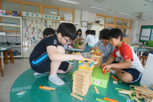 경상북도교육청이 운영하는 일일발명교육 프로그램에 학생들이 블록을 정성 들여 쌓아 올리고 있다. 경북교육청 제공