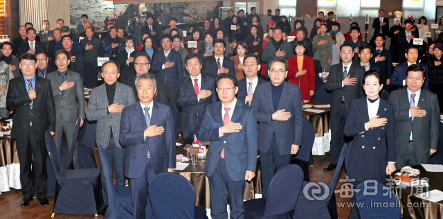 10일 대구 MH컨벤션웨딩에서 열린 자유한국당 대구시당 주요당직자 간담회에서 곽대훈 대구시당 위원장을 비롯한 국회의원, 대구시의원, 구·군의원들이 국민의례를 하고 있다. 성일권 기자 sungig@msnet.co.kr