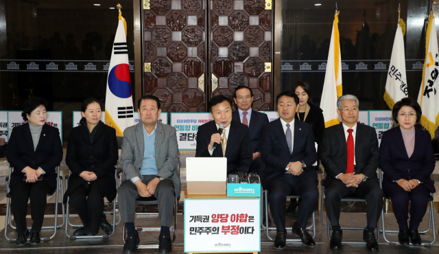 바른미래당 손학규 대표가 10일 단식 중인 국회 로텐더홀에서 취임 100일 기념 기자회견을 하고 있다. 연합뉴스