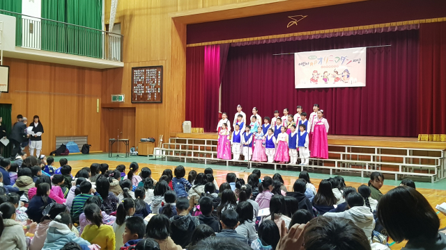 지난 9일 일본 고베의 한 초등학교에서 재일동포 및 일본인 600여 명이 모인 가운데 한국어 교육의 성과물과 노래, 춤 등을 발표하는