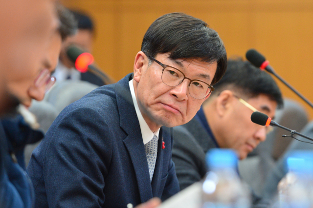 김상조 공정거래위원장이 10일 포항철강산업단지관리공단에서 지역 언론과의 간담회를 하고 있다. 박승혁 기자