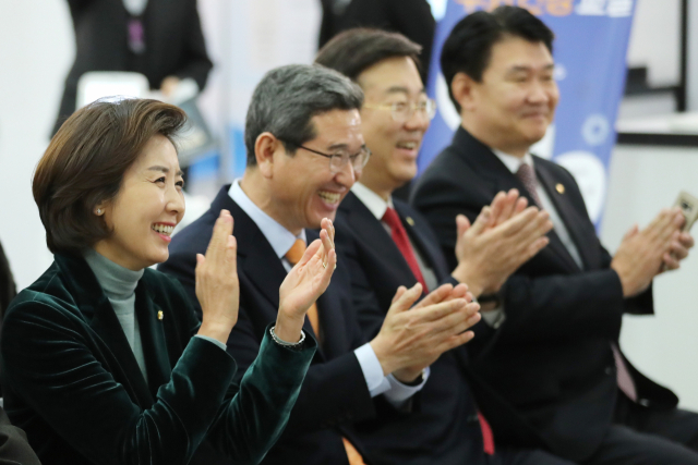 자유한국당 원대대표에 출마한 나경원(왼쪽부터), 김학용 의원과 정책위의장에 출마한 김종석, 정용기 의원이 10일 오전 국회 의원회관에서 열린 