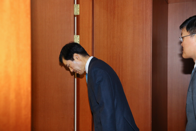 김태한 삼성바이오로직스 대표가 10일 서울 여의도 한국거래소에서 열린 기업심사위원회에 입장하며 긴장한 표정으로 고개숙여 인사하고 있다. 한국거래소는 이날 삼성바이오로직스의 상장폐지 여부를 결정하기 위한 
