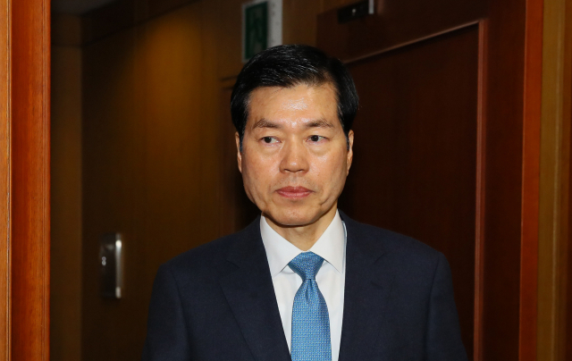 김태한 삼성바이오로직스 대표가 10일 서울 여의도 한국거래소에서 열린 기업심사위원회에 긴장한 표정으로 입장하고 있다. 한국거래소는 이날 삼성바이오로직스의 상장폐지 여부를 결정하기 위한