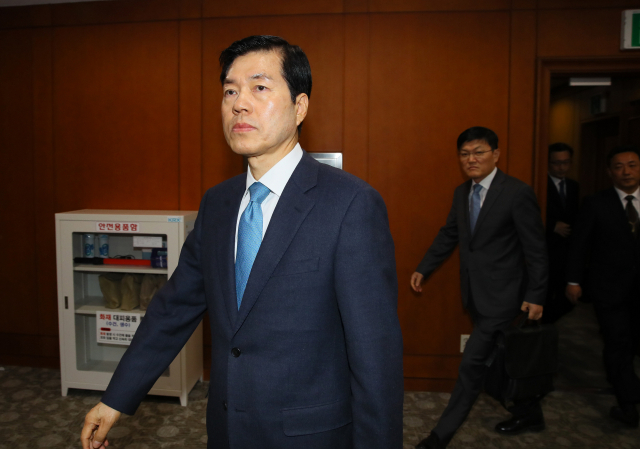 김태한 삼성바이오로직스 대표가 10일 서울 여의도 한국거래소에서 열린 기업심사위원회에 입장하고 있다. . 한국거래소는 이날 삼성바이오로직스의 상장폐지 여부를 결정하기 위한